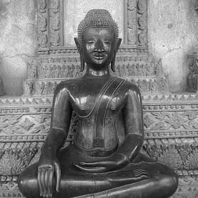 Zwart-wit Boeddha standbeeld
