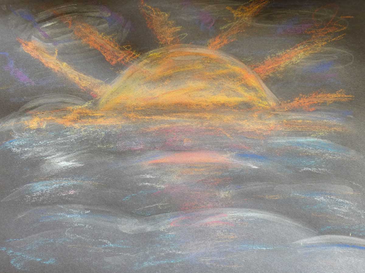 Tekening van zonsondergang op zee met as, potlood en pastelkrijt