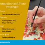 Informatie over de workshop en een afbeelding van een hand die aan het schilderen is met inkt.
